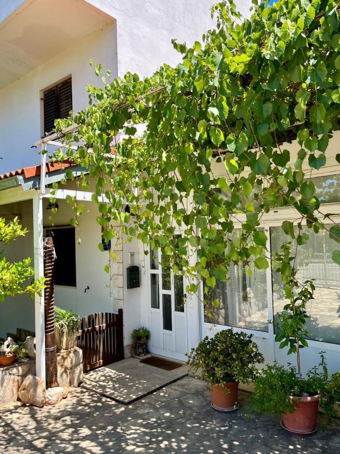 Ferienwohnung Gorana Apartman With Swimming Pool Jelsa  Exterior foto